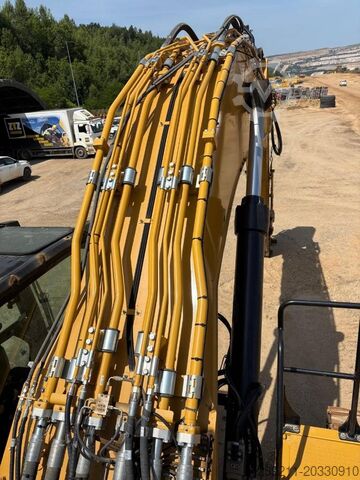 Raupenbagger CAT 374 (On Transport)