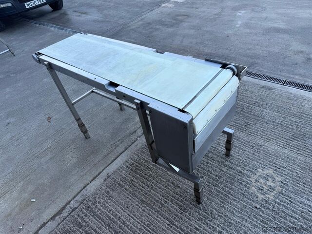 Transfertransportør med ramme af rustfrit stål Conveyor 1640mm long x 450mm wide x 900mm high.