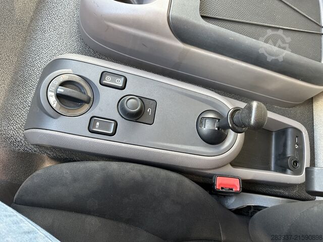 Skříňový nákladní automobil DAF LF 45.230