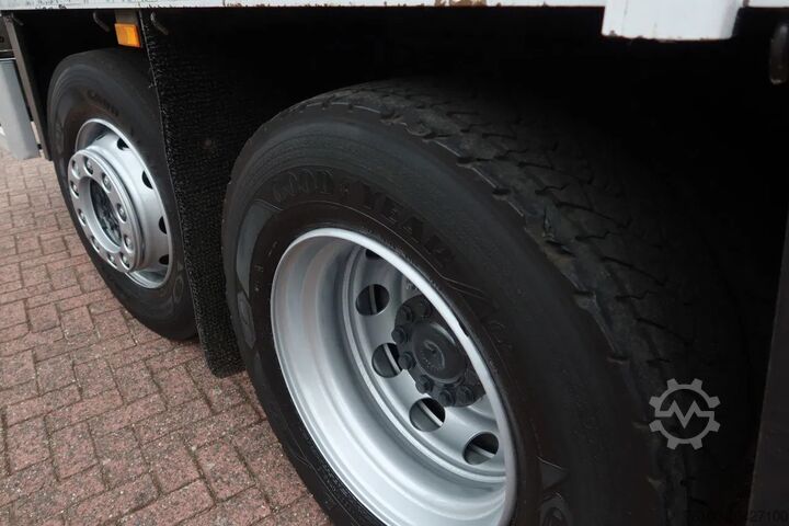 Vrachtwagen met kraan Mercedes-Benz ANTOS 2830 Kraanwagen open Laadbak Fassi F295 +...