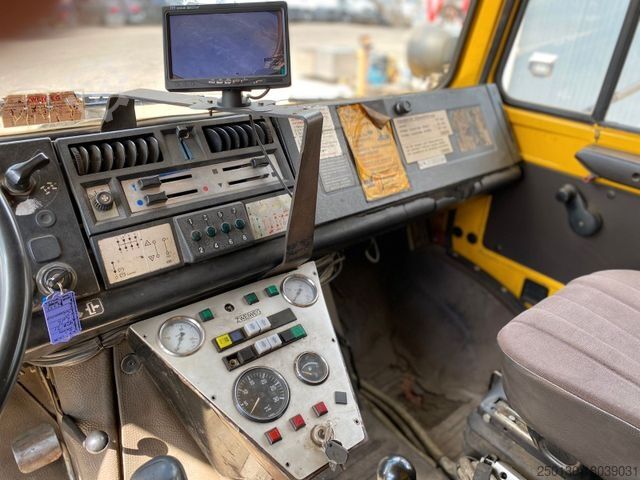 Spezial-LKW UNIMOG 427/21 Schienenreiniger