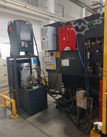 Magas teljesítményű, függőleges megmunkálóközpont DMG MORI MILL TAP 700 Automatisierung mit Roboter