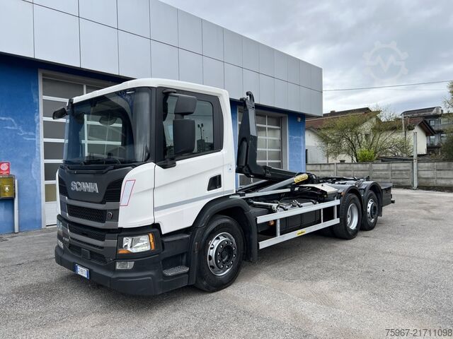 Kanca kasalı yük kamyonu (roll-off) SCANIA P 450