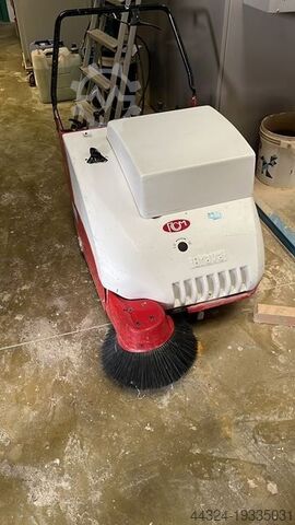 Gemotoriseerde veegmachine RCM BRAVA