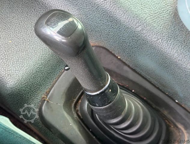 Samochód ciężarowy typu furgon DAF CF 65.250 EURO 3 MANUAL GEARBOX LAMBOO ISOLATED