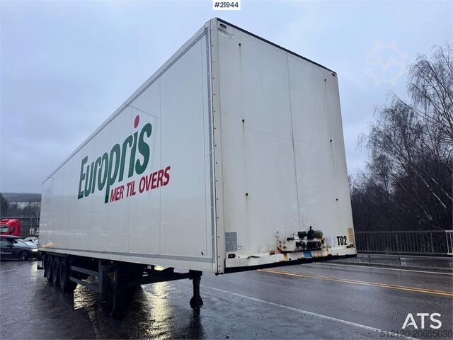 Schmitz skåpsemisläpvagn med lyftanordning. Schmitz Cabinet semi w/ Lifting element.