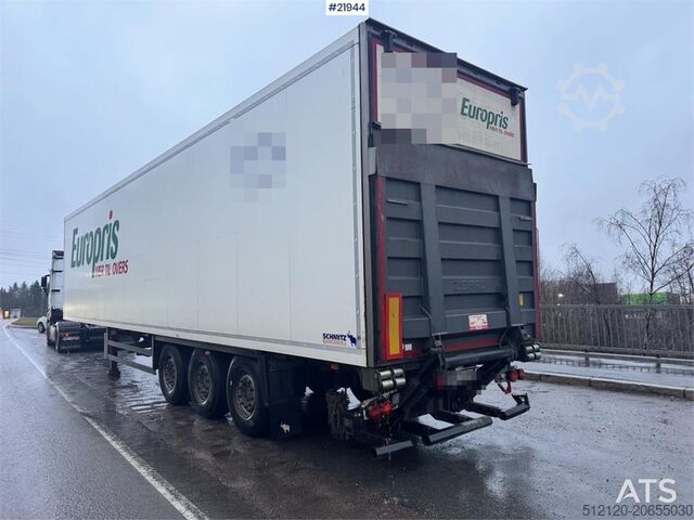 Schmitz skåpsemisläpvagn med lyftanordning. Schmitz Cabinet semi w/ Lifting element.