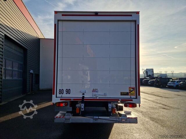 Box truck Renault D-Series