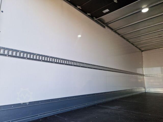 Box truck Renault D-Series