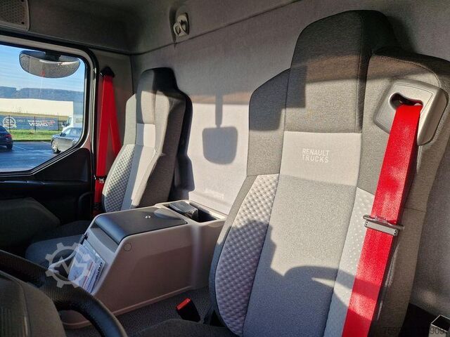 Box truck Renault D-Series