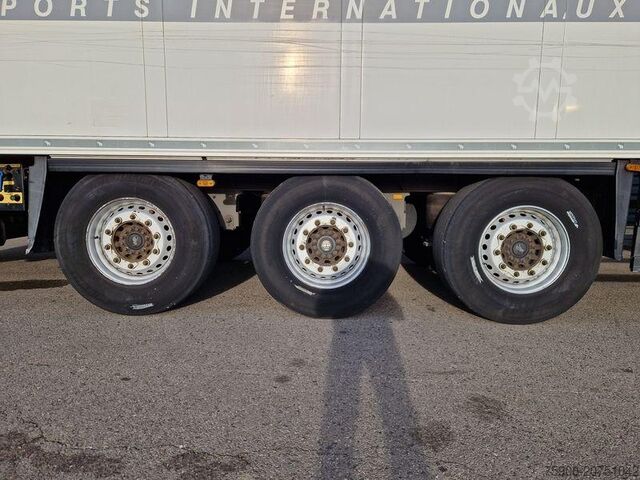 Reefer semitrailers / refrigerated semitrailers Schmitz Cargobull FRIGORIFIQUE + HAYON
