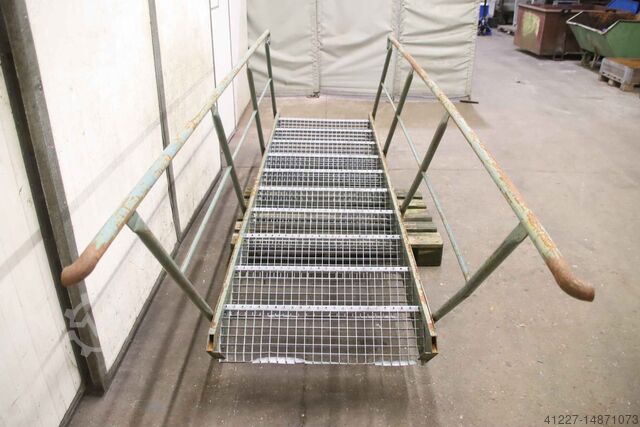 Trappe i stål Stahl Höhe 2140 mm Geländer beidseitig