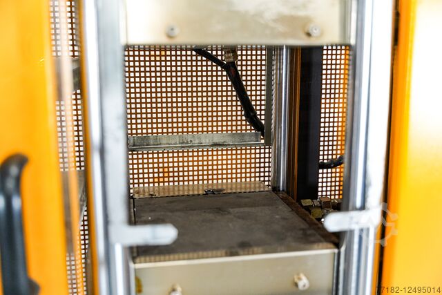 Prasa laboratoryjna do przetwórstwa tworzyw sztucznych Collin p200p