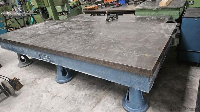 Diverse Anreißplatten, Aufspanntische mit Füßen