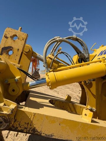 Egaliseermachine Komatsu D155A-6R (4 pieces available in Abu Dhabi)
