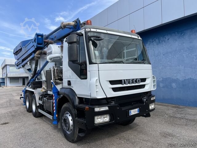 Kamion sa pumpom za beton Iveco Trakker 410