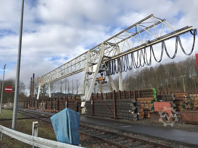 De portaalkraan van de monorailstaalbuis TAKRAF / Teichmann Krane