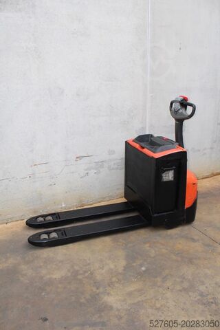 Empilhadeira baixa BT LWE 200