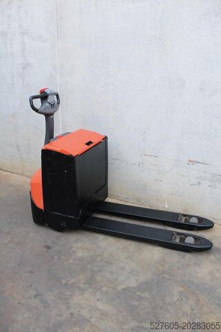 Empilhadeira baixa BT LWE 200