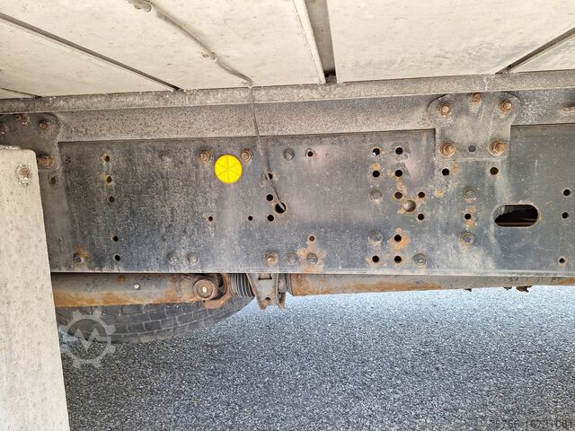 Kamion sa telom kutije Iveco 190S31 4x2 2010