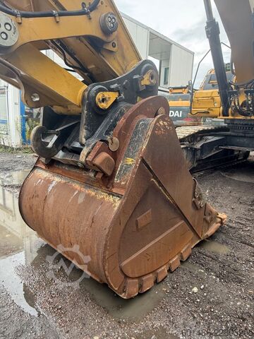 Rupsgraver CATERPILLAR 352 mit CE und EPA