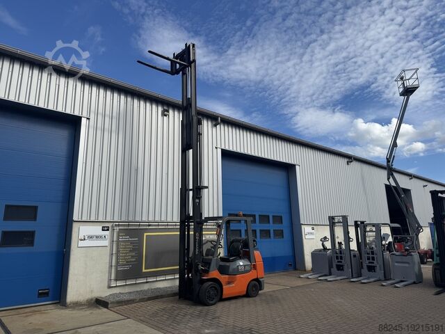 VS-22045 Triplex LPG Heftruck Toyota Sidehift Freelift bj2001 TOYOTA 7FGCU30