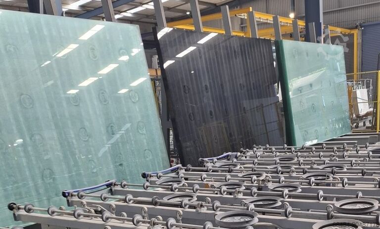 Glassnijtafel Lisec GFB - 37/33 RE shape cutting with