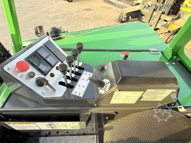 Wózek widłowy czterokierunkowy Combilift CB4000 GAS TRIPLEX 5200 POSITIONER