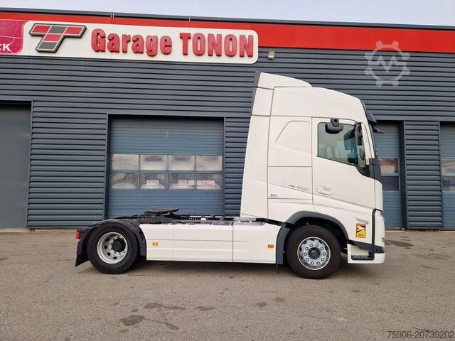 Standard tractor unit Volvo FH