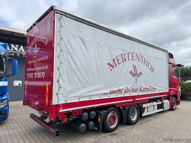 Kamion sa ravnom platformom i ceradom MERCEDES-BENZ 2548 Actros 5 L 6x2 Lowliner BDF