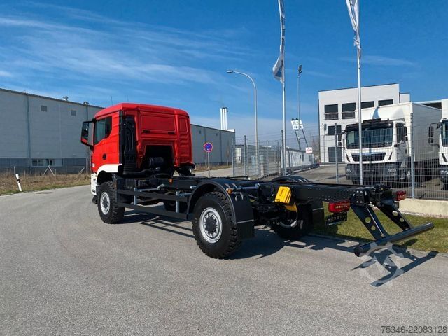 Autocamion cu destinație specială MAN TGM 18.250 4x4 BB/Fahrgestell/3-Sitze/Neu