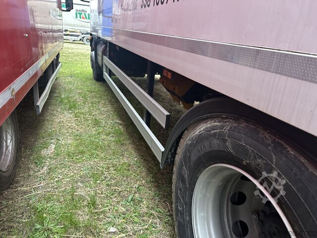 Dobozos teherautó iveco EuroCargo ML 180