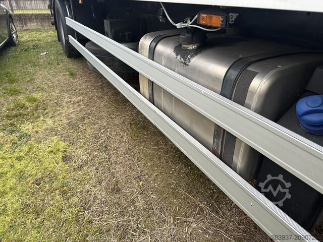 Dobozos teherautó iveco EuroCargo ML 180