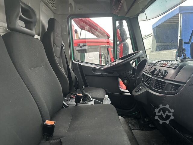 Dobozos teherautó iveco EuroCargo ML 180