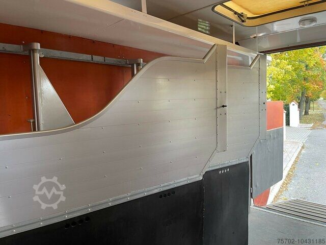 Livestock semitrailer Blomenröhr / Niehoff 4-5 Pferde und Wohnung