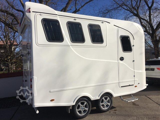 Veewagen Steinsberger 3-Pferdeanhänger mit neuer Wohnung