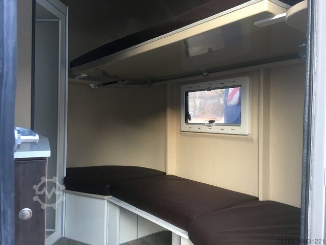 Veewagen Steinsberger 3-Pferdeanhänger mit neuer Wohnung