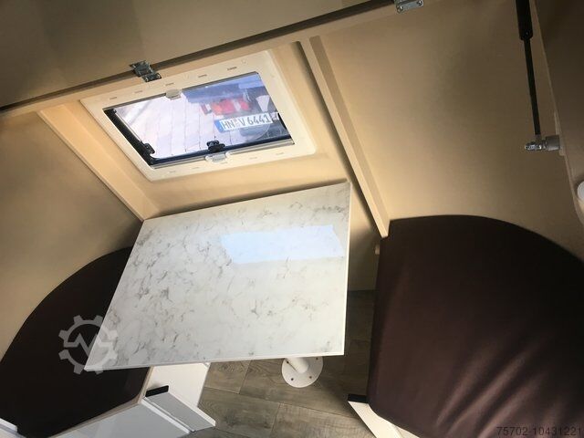 Veewagen Steinsberger 3-Pferdeanhänger mit neuer Wohnung