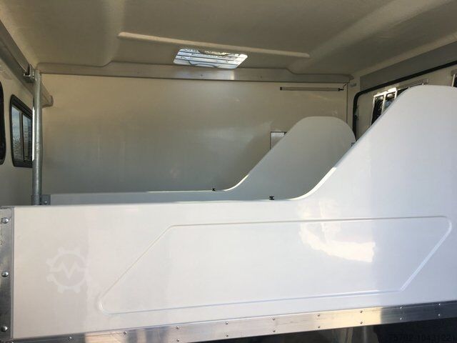 Veewagen Steinsberger 3-Pferdeanhänger mit neuer Wohnung