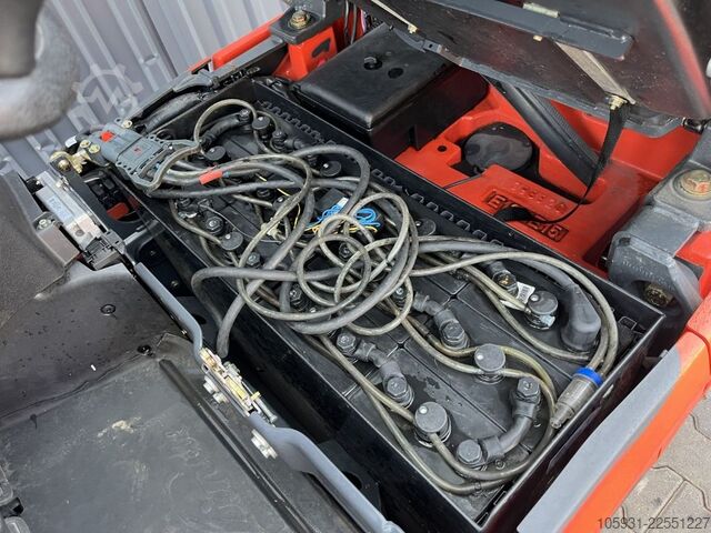 Stivuitor electric cu 3 roți Linde E12-02