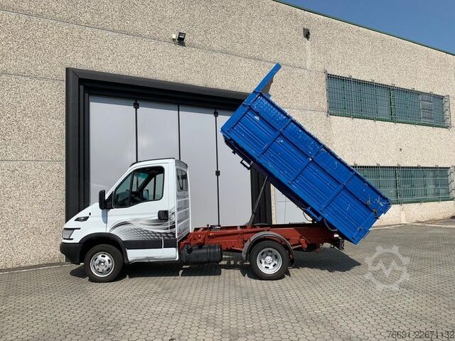 Transporter mit Kipper Iveco Daily 35 - Ribaltabile Trilaterale