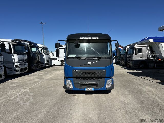 Billenőplatós teherautó Volvo FL 210