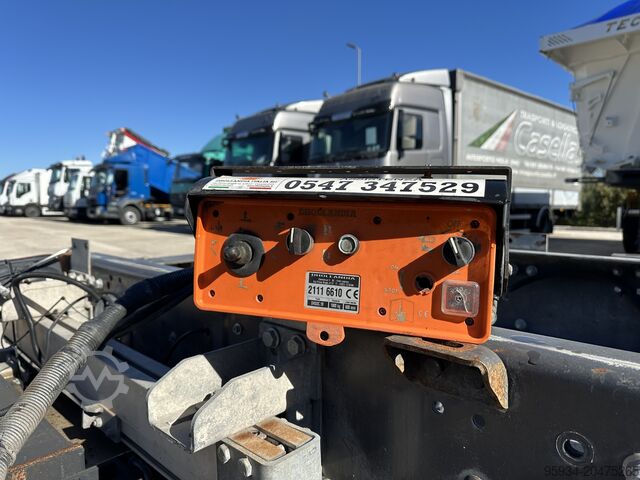 Billenőplatós teherautó Volvo FL 210