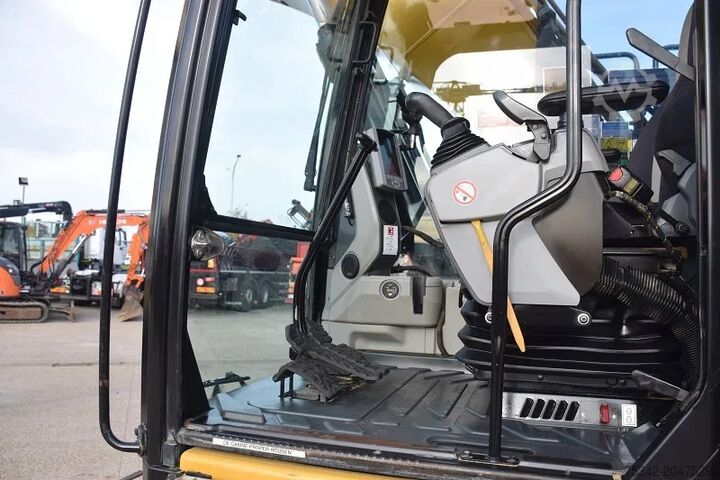 Lánctalpas kotrógép Caterpillar Caterpillar 323E-stock id2