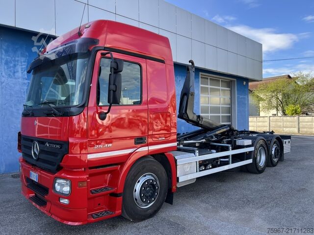 Kampós konténerszállító teherautó Mercedes-Benz Actros 2548