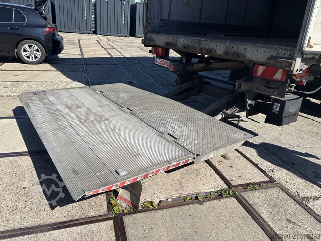 Anhænger med lad og skydepresenning samt lift bagpå FLIEGL SDS 390 , Schiebeplane/ Curt. LBW