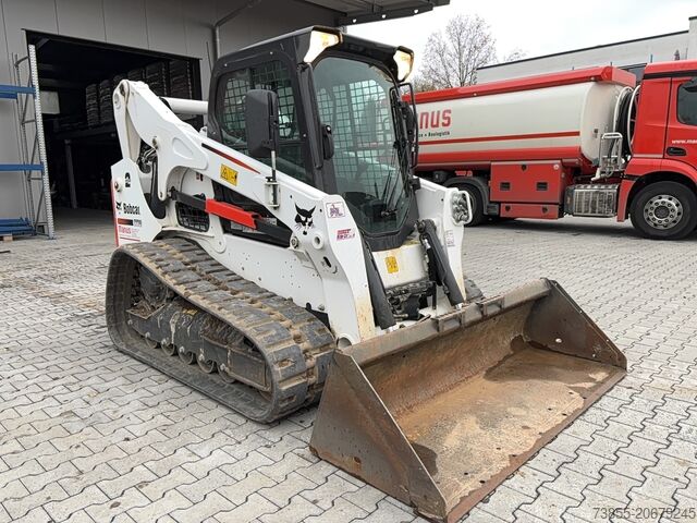 Chargeuse compacte sur chenilles Bobcat t770 with 2013 Bobcat 108 Grader Attachment