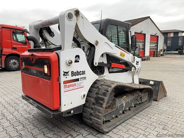 Chargeuse compacte sur chenilles Bobcat t770 with 2013 Bobcat 108 Grader Attachment