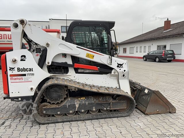 Chargeuse compacte sur chenilles Bobcat t770 with 2013 Bobcat 108 Grader Attachment