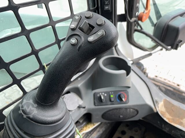 Chargeuse compacte sur chenilles Bobcat t770 with 2013 Bobcat 108 Grader Attachment